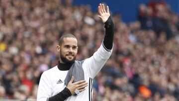 Mario Su&aacute;rez, saluda a la grada del Vicente Calder&oacute;n.
 
 
 
 
 
 
 