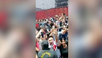 Cientos de hinchas despiden a la selección de Perú: ¡una locura!