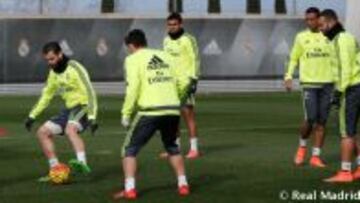 El Madrid volvió a entrenarse. Los titulares lo hicieron en el gimnasio.