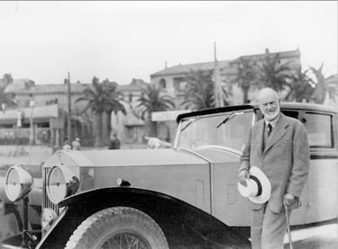 Frederick Henry Royce, Primer Baronet, (1863-1933) fue un ingeniero y diseñador de automóviles inglés, que con Charles Rolls fundó la compañía Rolls-Royce. Henry Royce abrió un negocio eléctrico y mecánico en 1884. Construyó su primer automóvil, un Royce 10 de dos cilindros, en su fábrica de Mánchester en 1904. Henry Royce fue presentado a Charles Rolls en el Midland Hotel de Mánchester, el 4 de mayo de ese año. Rolls era propietario de una de las primeras concesionarias de automóviles, CS Rolls & Co. en Fulham.Rolls-Royce Limited se formó el 15 de marzo de 1906, momento en el cual era evidente que se requerían nuevas instalaciones para la producción de automóviles. Tras la muerte de Rolls en 1910 dirigió la empresa automovilística supervisando todos los diseños personalmente, en 1931 compró la marca Bentley. 