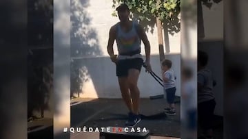 Los tiernos ejercicios de un arquero de Palestino junto a su hijo