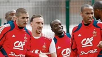 <b>PELIGRO. </b>Benzema, Ribery y Henry formarán el trío ofensivo.