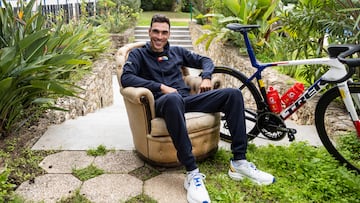 Juan Ayuso posa para AS ayer junto a su bici en el jardín del hotel de su equipo, el Lidl-Trek, en la localidad portuguesa de Carvoeiro