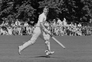 El príncipe Carlos jugando al cricket con el equipo Lord Brabourne contra un equipo de pilotos de carreras de Grand Prix en 1968. 