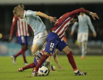 Augusto intenta llevarse el balón. 