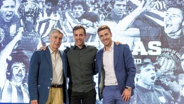Garate, Solozábal (centro) y Gabi en la presentación de 'Leyendas', la nueva Asociación de veteranos del Atlético de Madrid.
