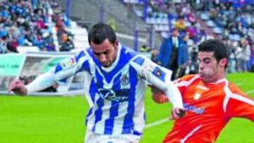 <b>DESACERTADO.</b> El canario Nauzet jugó un buen partido por la banda derecha, pero no estuvo acertado de cara a portería.