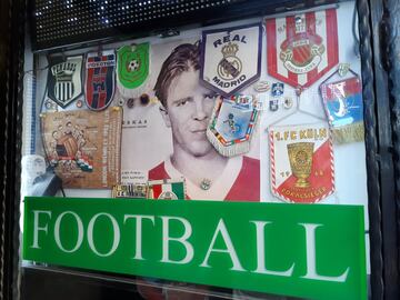 En la Football Shop usan su imagen para atraer clientes que compren recuerdos, detalles, o productos ofciales de la Eurocopa.