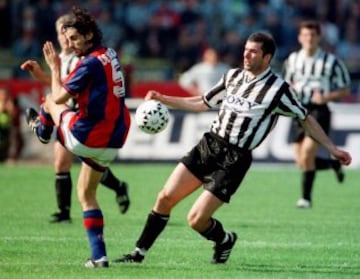 Zidane fichó con la Juventus de Turín en 1996 procedente del Girondins de Burdeos. Allí se dio a conocer mundialmente. A nivel de clubes ganó casi todos los títulos posibles (Liga Italiana, Copa, Supercopa de Italia, y la Copa Intercontinental).