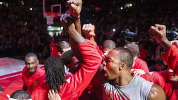 ELX07. ATLANTA (GA, EE.UU.), 27/10/2016.- El jugador de Hawks Dwight Howard (c) celebra con sus compa&ntilde;eros hoy, jueves 27 de octubre de 2016, al comienzo de un partido por la NBA entre Wizards y Hawks en el Philips Arena de Atlanta, Georgia (EE.UU.). EFE/Erik S. Lesser