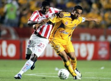 Kléber Boas, del Necaxa, y Walter Gaitán, de Tigres, durante el juego de la Jornada 15 del Clausura 2007 que empataron 1-1 los Rayos y los de la UANL.