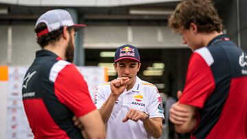 Marc Márquez con técnicos de Alpinstar en el pit lane de Sepang.