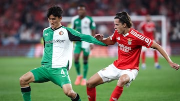 Lisbon (Portugal), 23/10/2024.- Benfica player Alvaro Carreras (R) in action against Feyenoord player Hwang In-Beom during the UEFA Champions League soccer match between Benfica SL and Feyenoord Rotterdam held at Luz stadium, in Lisbon, Porrtugal, 23 October 2024. (Liga de Campeones, Lisboa) EFE/EPA/RODRIGO ANTUNES