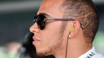 Lewis Hamilton, piloto de Mercedes, durante la sesi&oacute;n de entrenamientos libres de Sepang, donde saldra en cuarta posici&oacute;n.