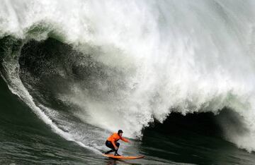 Grandes olas levantan la expectación al norte de California con el "Titans of Mavericks", torneo de surf entre los top del planeta