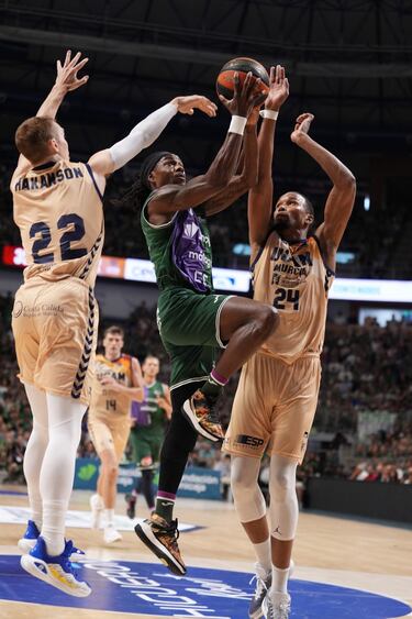 El UCAM Murcia dobla su ventaja y pone contra las cuerdas al Unicaja