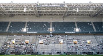 Imágenes de aficionados del Borussia Monchengladbach llenan las gradas del Borussia Park. Los seguidores del club alemán apoyan a su equipo comprando estos cartelones con sus caras y que permanecerán en el estadio hasta que vuelvan los partidos al estadio.