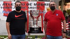 Miembros de la pe&ntilde;a Atl&eacute;tico de Madrid de Torrej&oacute;n de Ardoz con el trofeo de campeones. 