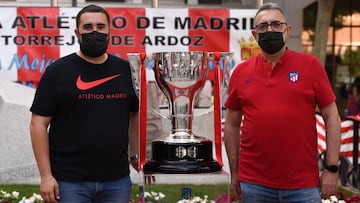 Miembros de la pe&ntilde;a Atl&eacute;tico de Madrid de Torrej&oacute;n de Ardoz con el trofeo de campeones. 