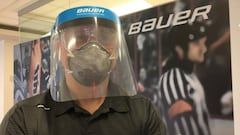 Bauer hockey es una empresa que se dedica al equipamiento de jugadores de hockey, pero con el coronavirus ofreci&oacute; hacer mascarillas para doctores y enfermeras.