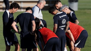 Soccer Football - International Friendly - Uruguay Training - Estadio Corona, Torreon, Mexico - November 14, 2025 Uruguay players and coach Marcelo Bielsa during training REUTERS/Henry Romero