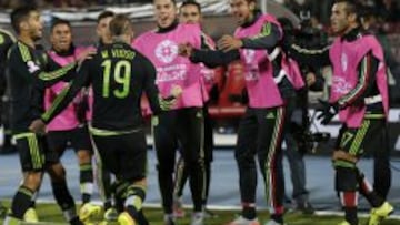 Vuoso celebrando el 3-3. El delantero le anotó dos goles a Claudio Bravo.