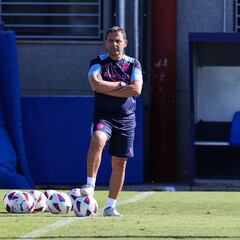 Calleja: “No vamos a ver quién tiene más el balón, porque creo que ahí son los mejores”