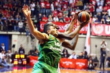 Esteban Batista y Shaw James luchan por el balón.