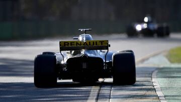 EPA4812. MELBOURNE (AUSTRALIA), 23/03/2018.- El piloto español Carlos Sainz, de Renault, participa en la segunda sesión de entrenamientos libres para el Gran Premio de Australia de Fórmula Uno en el circuito Albert Park en Melbourne (Australia) hoy, 23 de marzo de 2018. EFE/Diego Azubel