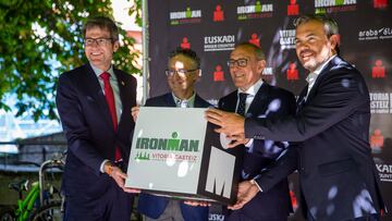 Los organizadores del Ironman con el alcalde y el Diputado General