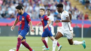 BARCELONA, 28/10/2023.- Ilkay Gündogan (i) centrocampista alemán del FC Barcelona, disputa un balón ante Aurélien Tchouaméni (d) centrocampista francés del Real Madrid durante el partido de LaLiga que enfrenta al FC Barcelona y al Real Madrid este sábado en el Estadio Olímpico Lluís Companys de BarcelonaEFE/ Andreu Dalmau
