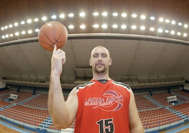 Efecto dominó: cuando Ekonomou dio la espantada, el Barça buscó un reemplazo a toda velocidad y acabó fichando al pívot italiano Andrea Camata. Para empezar, era un ajuste extraño, de un ala-pívot que podía abrirse para lanzar a un pívot puro de 2,14 y 130 kilos. Camata, que luego dijo que su etapa en el club fue muy difícil, apenas jugó 10 partidos en el final de esta temporada. Promedió 2,3 puntos y 2,9 rebotes, sin más virtud que su altura en las zonas, donde apenas se le podía sacar más provecho. Del Barça se fue a Italia y todavía tuvo, antes de retirarse, otro paso sin pena ni gloria por el Bilbao Basket.