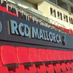 Dos aficionados del Sevilla expulsados del palco del Mallorca por mala conducta