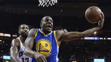 DMX42 CLEVELAND (ESTADOS UNIDOS) 17/06/2016.- El jugador de los Cavaliers Tristan Thompson (i) lucha por el balón con Andre Iguodala (d), de los Warriors, durante el sexto partido de la final de la NBA entre los Golden State Warriors y los Cavaliers de Cleveland celebrado en el Quicken Loans Arena de Cleveland, Ohio (Estados Unidos) ayer, 16 de junio de 2016. EFE/Larry W. Smith PROHIBIDO SU USO A CORBIS