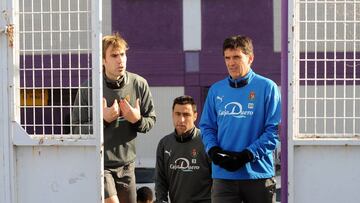 12/01/09 Entrenamiento del Real Valladolid i&ntilde;aki bea hablando con mendilibar