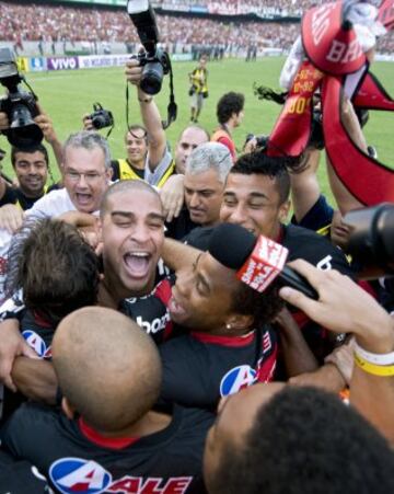 Debutó en 2000 con Flamengo, equipo la que regresaría en 2009, año en el que ganó el campeonato brasileño.