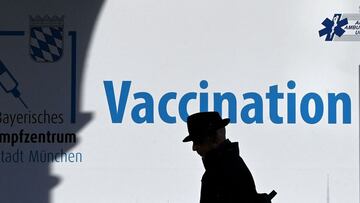 TOPSHOT - A man walks in front of a vaccination center in the city of Munich, southern Germany, on November 11, 2021, amid a surge of infections during the ongoing coronavirus (Covid-19) pandemic. - Germany needs further coronavirus restrictions to combat