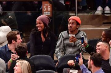 Regina King e Ian Alexander Jr. asisten en el Madison al New York Knicks-Cleveland Cavaliers.