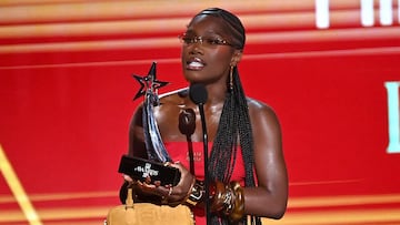 Doechii muestra su desaprobaci車n al ICE mientras recibe premio en los BET Awards