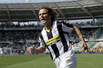 El ganador del Balón de Oro en 2003 se retiró en la Juventus con 36 años. Cumplía los 37 el mismo verano que colgó las botas. Fue de los futbolistas, como Buffon o Del Piero, que se mantuvo fiel a la camiseta bianconera en la temporada 2006-07, cuando ‘La Vecchia Signora’ jugó en la Serie B por el ‘Moggigate’. Ahora es directivo de la Juventus.
