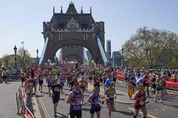 Este maratón como no podía ser de otra manera surgió en un típico pub inglés. Se disputa desde el año 1981 y en el mes de abril, se caracteriza por su marcado carácter solidario, ya que su finalidad es recaudar dinero con con fines caritativos. Según la organización, en la edición de 2006 se recaudó la friolera de 50 millones de euros. Su fundador es el antiguo campeón olímpico de atletismo Chris Brasher, que se inspiró en el maratón de Nueva York. Desde el año 2014 el patrocinador de la prueba es Virgin Money, de ahí que su denominación actual sea Virgin Money London Marathon. Durante el recorrido, los atletas pasan junto a buen puñado de edificios emblemáticos de la City como el Palacio de Buckingham, el Tower Bridge, el Big Ben, la Abadía de Westminster y el Parlamento británico, entre otros. El número de solicitudes supera con amplitud las 100.000 de las cuales se aceptan menos de la mitad.