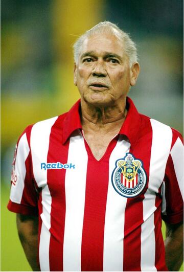 Salvador Reyes uno de los jugadores más emblemáticos de las Chivas. Es el segundo máximo goleador del equipo. ‘Chava’ debutó con el Rebaño con apenas 16 años y le dio el primer título de liga en su historia con un gol ante Irapuato en la campaña 56-57. Ganó 15 títulos de todas las competencias en los 15 años que vistió la camiseta rojiblanca.