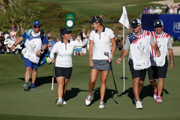 Lexi, a la derecha, y su compañera de partido Megan Khang se ríen durante la Solheim Cup disputada el año pasado en Málaga. 