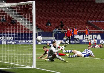 Luis Suárez marca el 1-0 al Alavés. 