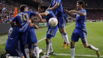 Jugadores del Chelsea FC celebran el gol de Fernando Torres, durante el partido por la final de la Liga Europa entre el Chelsea FC y el Benfica.