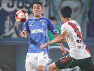 AME4116. MONTEVIDEO (URUGUAY), 10/01/2026.- Facundo Gonzalez (d) de River Plate disputa un balón con Mateo García de Millonarios este domingo, en un partido amistoso entre River Plate y Millonarios en el Estadio Gran Parque Central, en Montevideo (Uruguay). EFE/ Gaston Britos