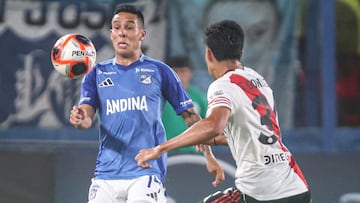 AME4116. MONTEVIDEO (URUGUAY), 10/01/2026.- Facundo Gonzalez (d) de River Plate disputa un balón con Mateo García de Millonarios este domingo, en un partido amistoso entre River Plate y Millonarios en el Estadio Gran Parque Central, en Montevideo (Uruguay). EFE/ Gaston Britos