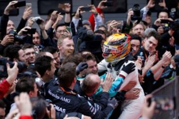 Lewis Hamilton celebra la victoria.