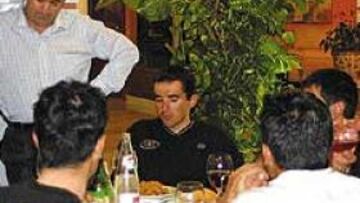 <b>PREOCUPADOS.</B> Juan Fernández, director deportivo del Coast, charla con los integrantes de su equipo durante la cena de ayer en el hotel de concentración.