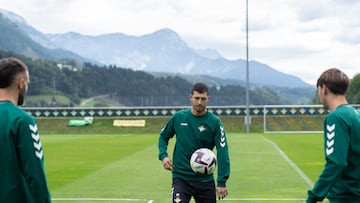 SCHLADMING (AUSTRIA), 11/07/2022.- Los argentinos Germán Pezzella (i) y Guido Rodríguez (c), y el sevillano Juan Miranda (d), durante el entrenamiento realizado hoy lunes con la plantilla del Real Betis y su entrenador, el chileno Manuel Pellegrini, en la primera concentración estival de su equipo en Schladming, en el estado austriaco de Estiria. EFE/ Real Betis SÓLO USO EDITORIAL / SÓLO DISPONIBLE PARA ILUSTRAR LA NOTICIA QUE ACOMPAÑA (CRÉDITO OBLIGATORIO)
